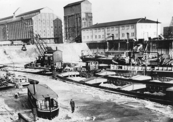 24490 Winterhafen mit geschlossener Eisdecke, 1950-51  010