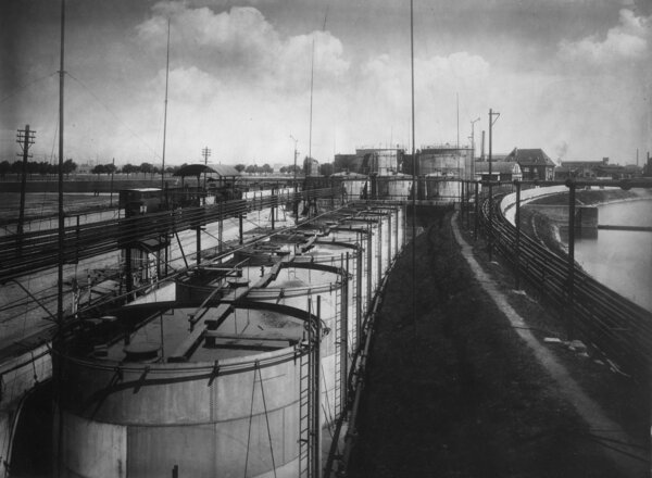 Tankanlagen beim Kaiser-Wörth- und Petrolhafen, 1925