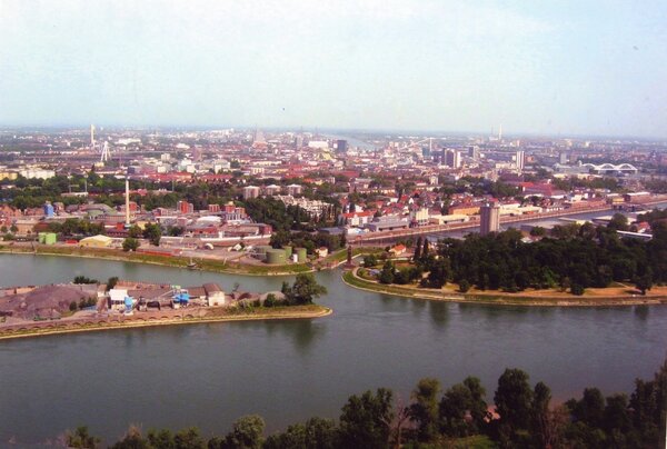 Blick über die Stadt und die südl. Hafenanlagen Kaiserwörth- und Luitpoldhafen