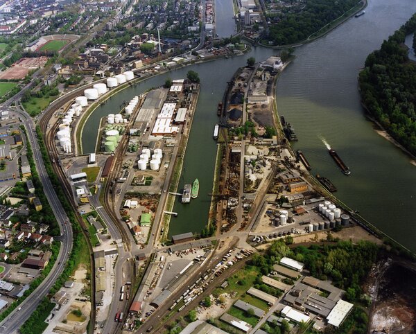 Luftaufnahme vom Kaiserwörth- und Mundenheimer Altrheinhafen, 1992