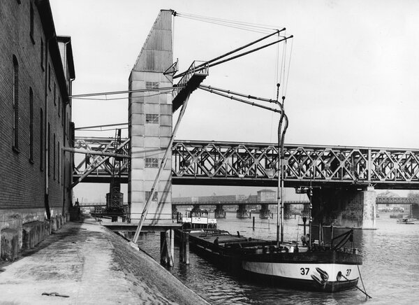 31249 Rheinhafen, Entladung