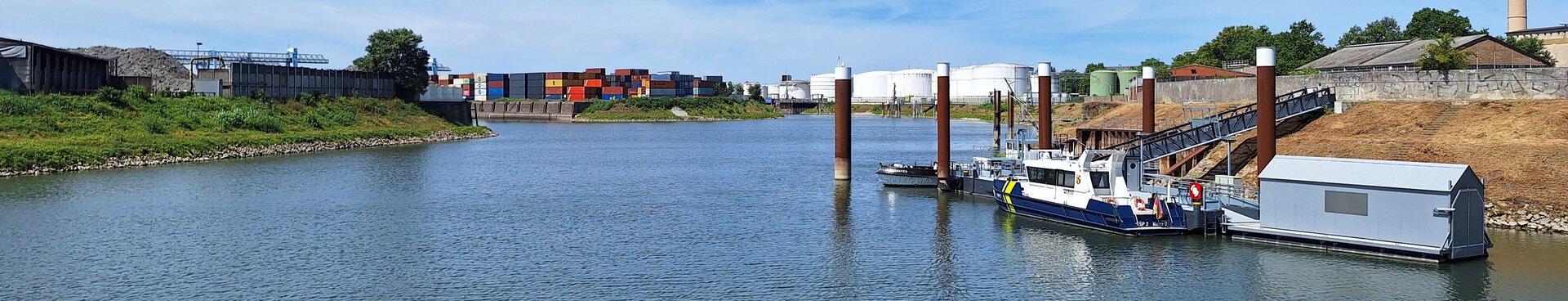 Polizeiboot am Steg header