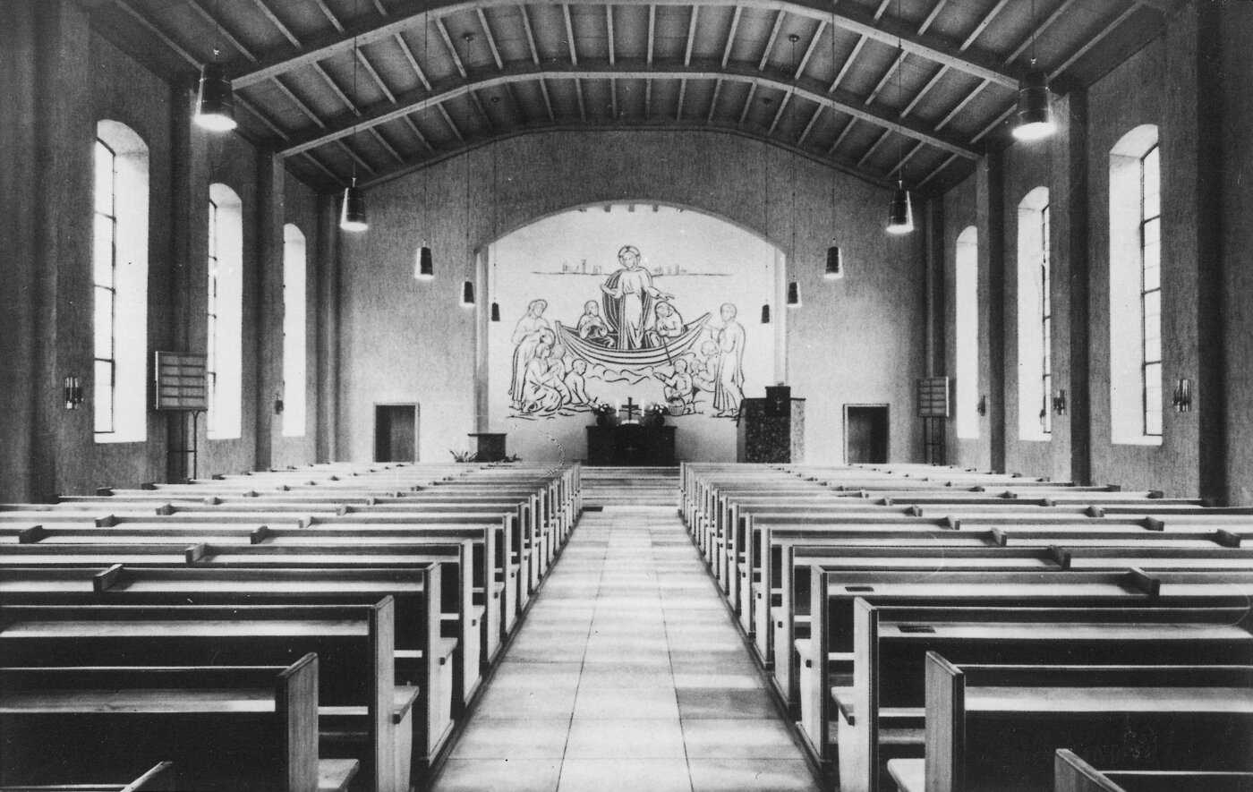 Innenansicht der Hafenkirche mit Blick zum Altar, 1950er Jahre.